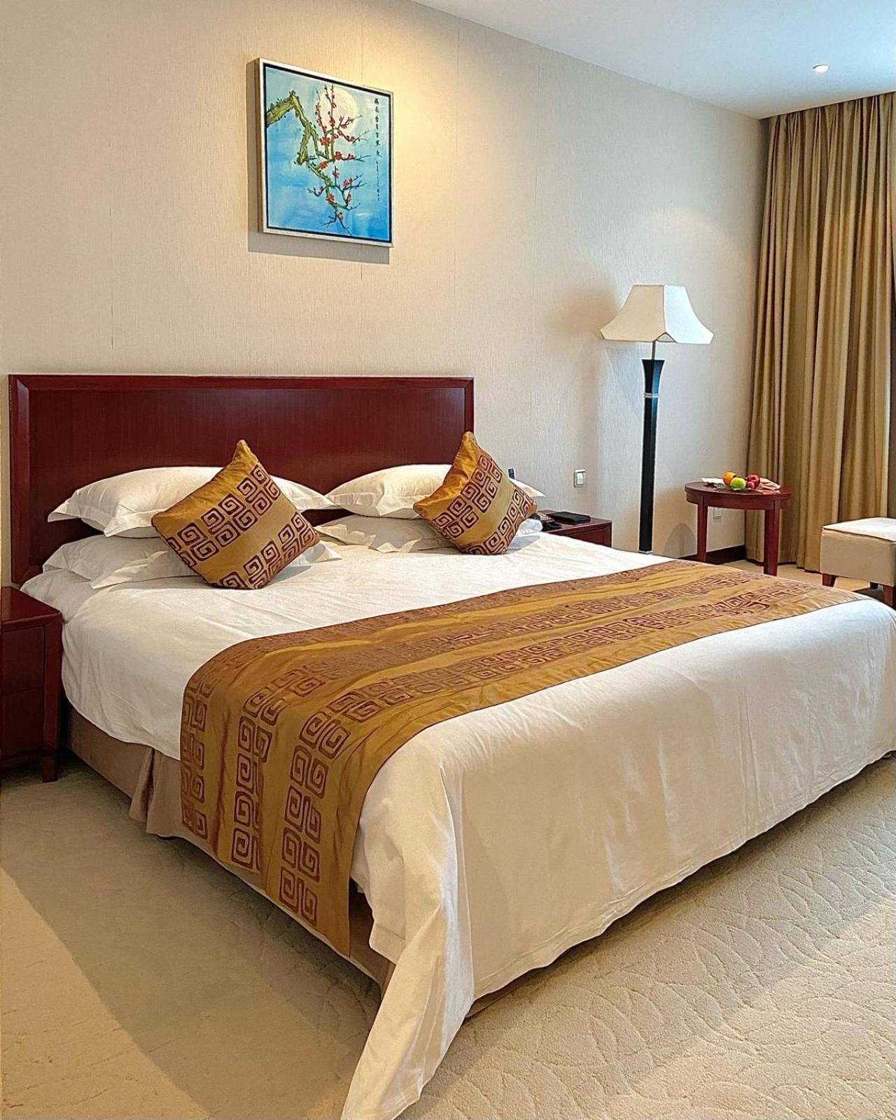 Beijing Palace Soluxe Hotel Astana Exteriör bild A bed runner
