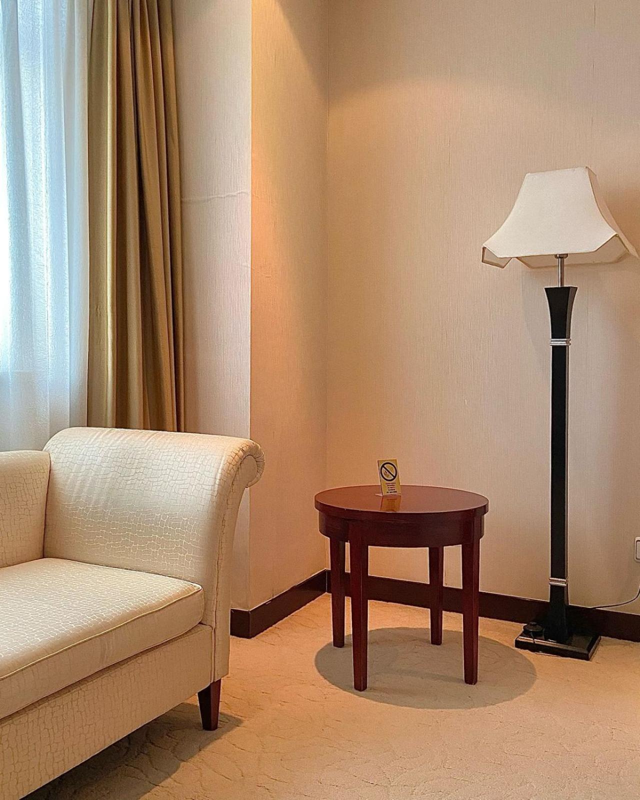 Beijing Palace Soluxe Hotel Astana Exteriör bild A floor lamp