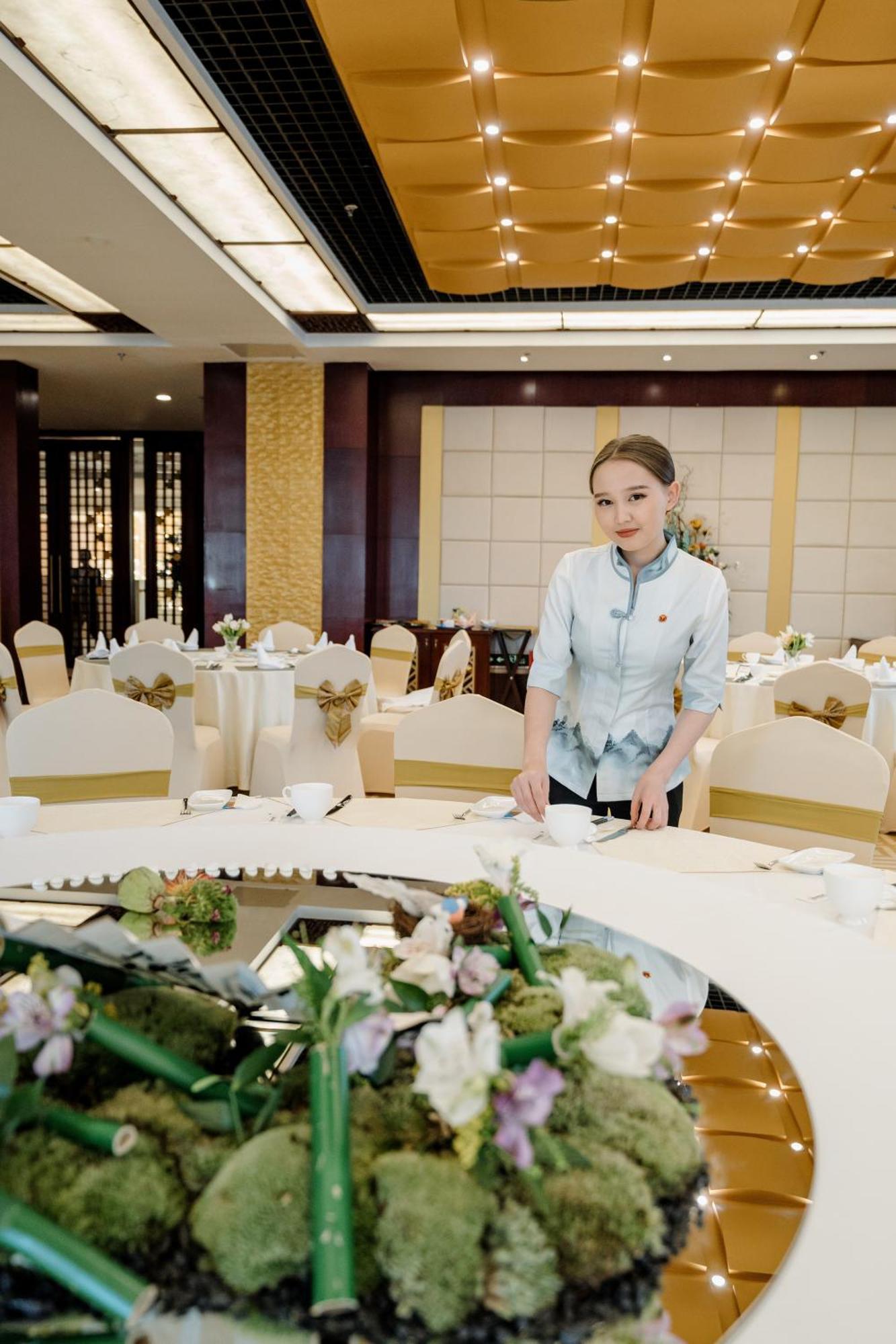 Beijing Palace Soluxe Hotel Astana Exteriör bild A restaurant hostess