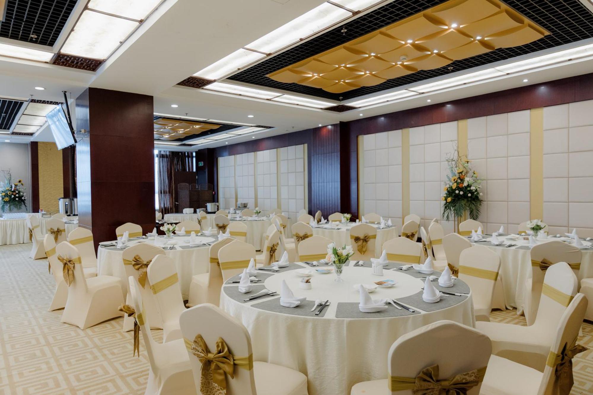 Beijing Palace Soluxe Hotel Astana Exteriör bild A banquet hall
