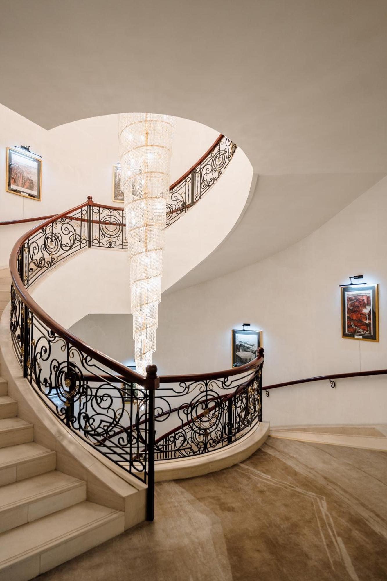 Beijing Palace Soluxe Hotel Astana Exteriör bild Staircase