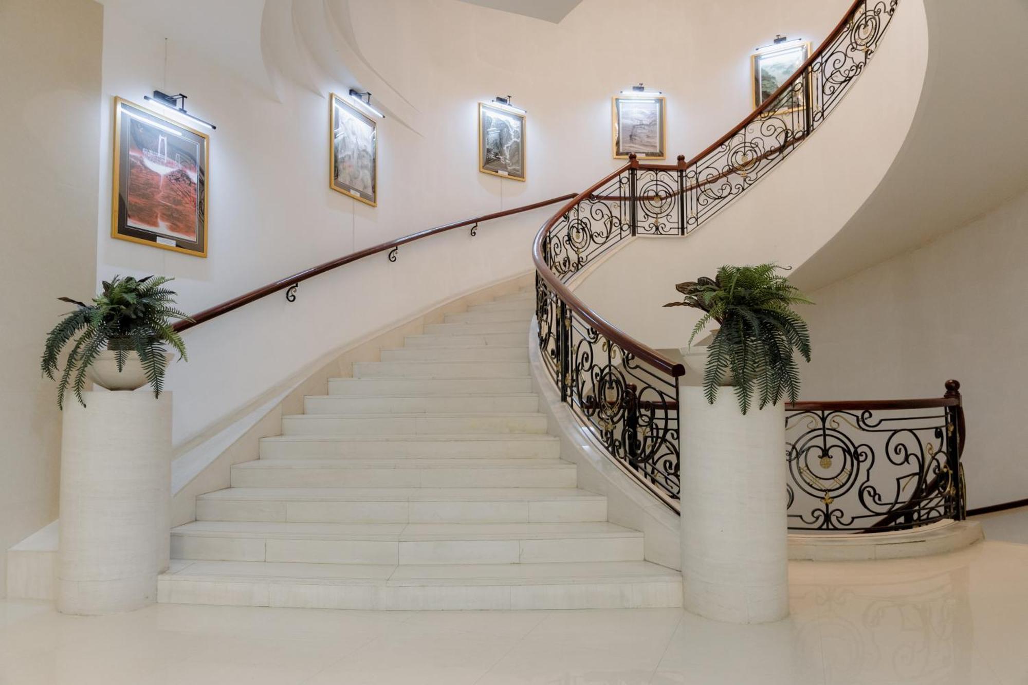 Beijing Palace Soluxe Hotel Astana Exteriör bild Staircase